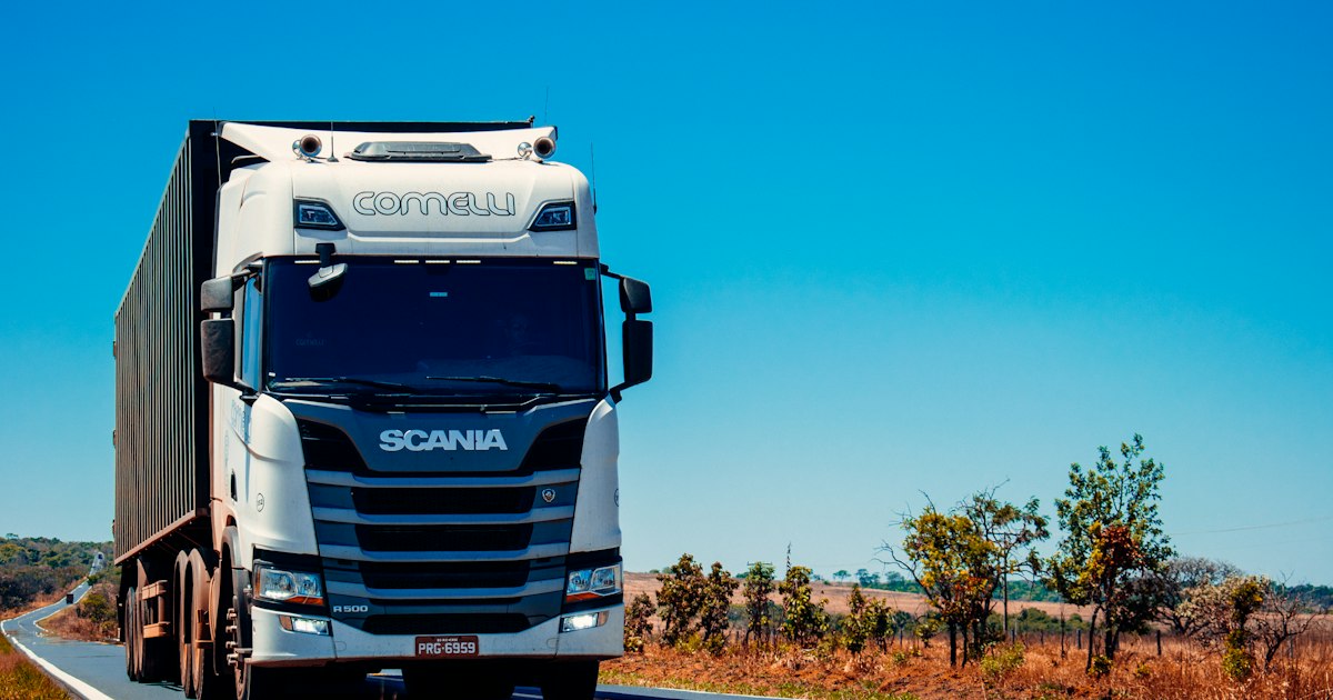 Caminhão de transporte rodoviário em rodovia, representando logística de cargas pesadas
