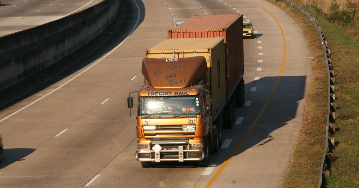 Caminhão de carga trafegando em rodovia brasileira
