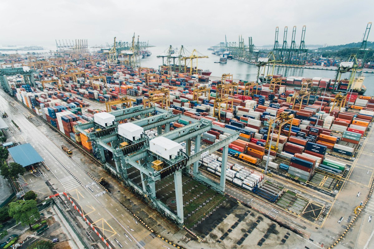 Navio de contêineres em porto, vista aérea
