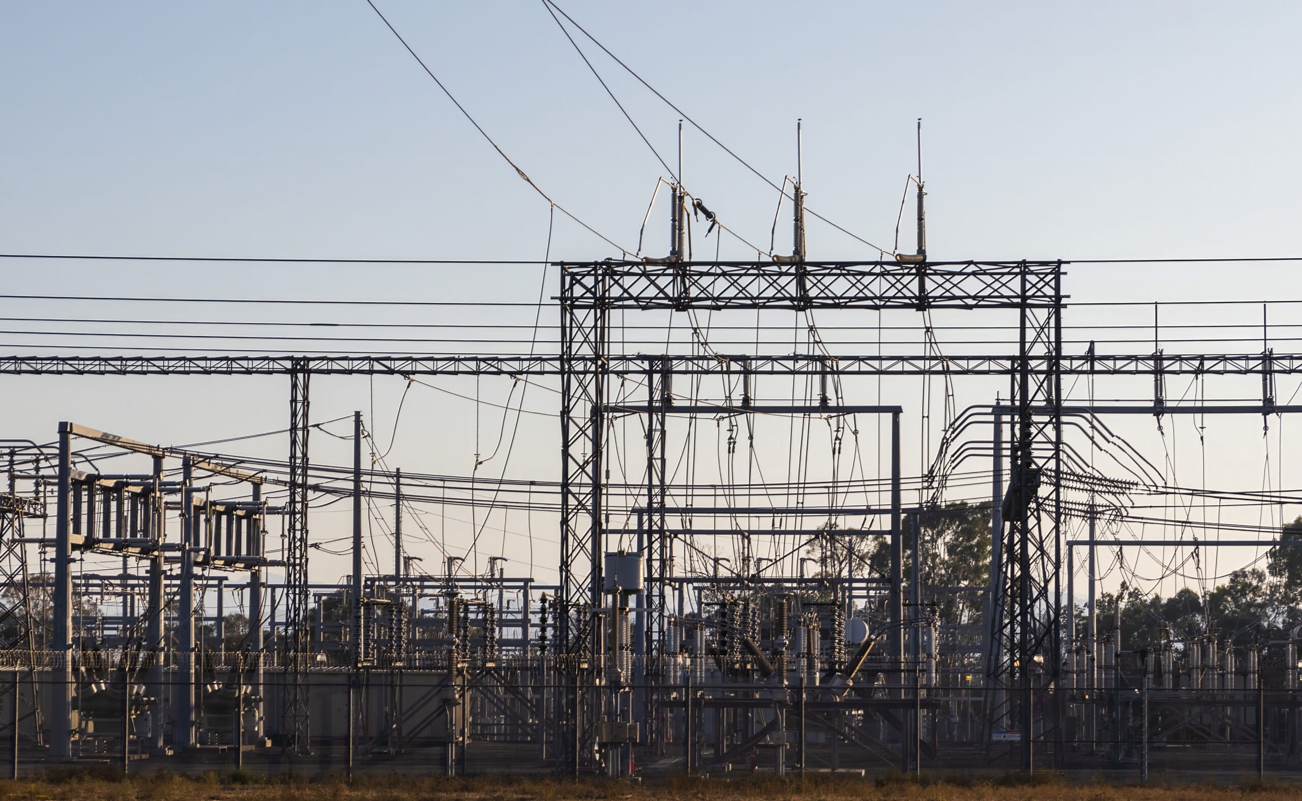Subestação de distribuição de energia com transformadores e equipamentos de alta tensão